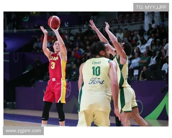 广东队快攻掀高潮胡明轩追身三分空心命中强势助力球队反超比分再